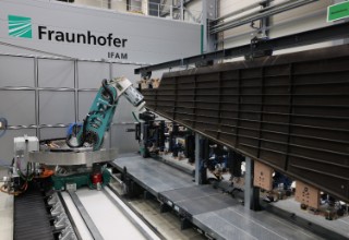 The flexible milling kinematics with hybrid drive on a linear axis newly developed at Fraunhofer IFAM in Stade machines large components up to 8 meters in length with high precision on a 1:1 scale.