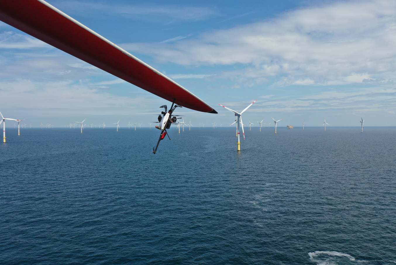 Kontrolle des Blitzschutzsystems einer Windkraftanlage im Offshore-Windpark mit einer Drohne 