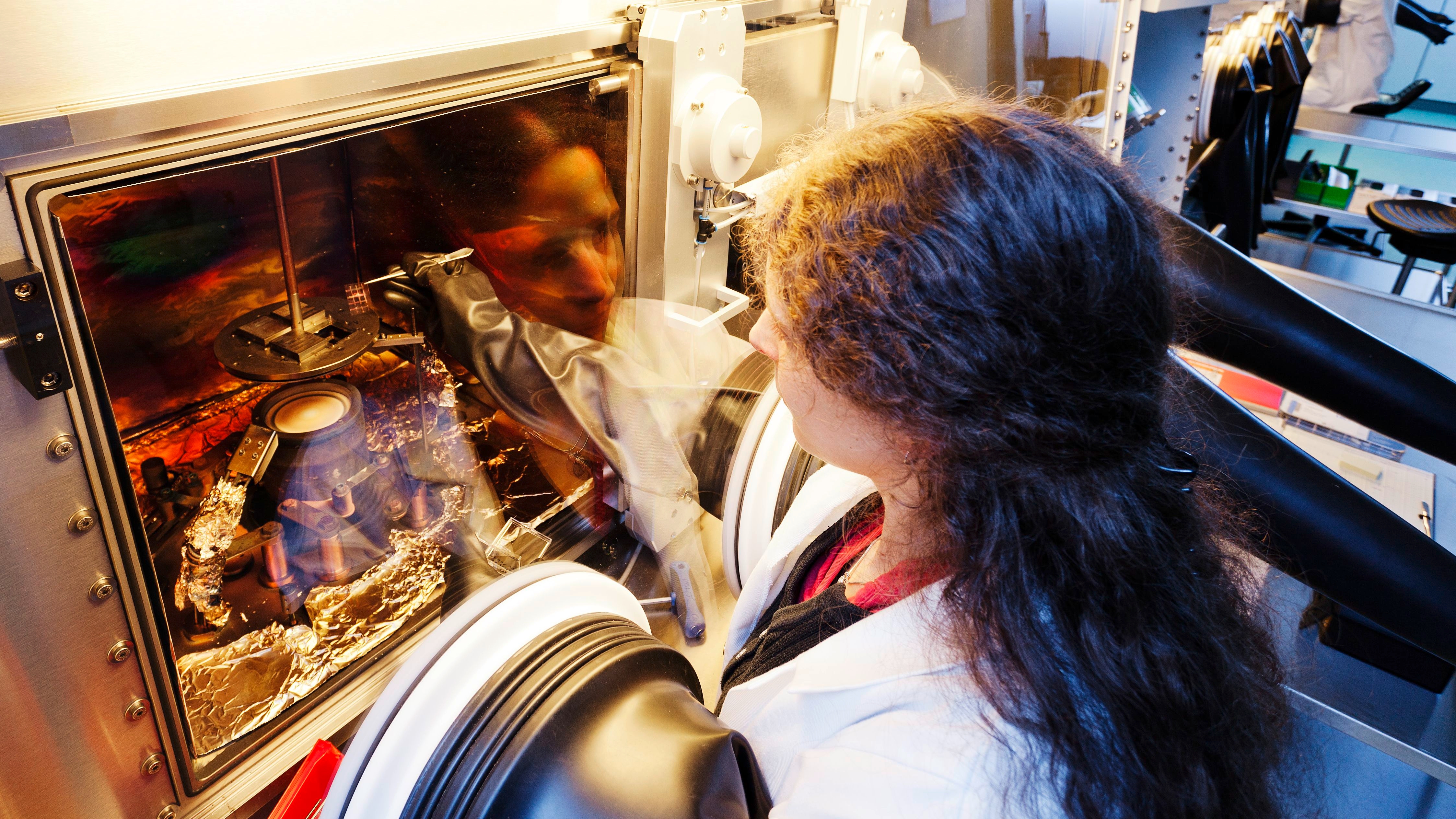 In Glovebox integrierte Sputteranlage für PVD-Prozesse.