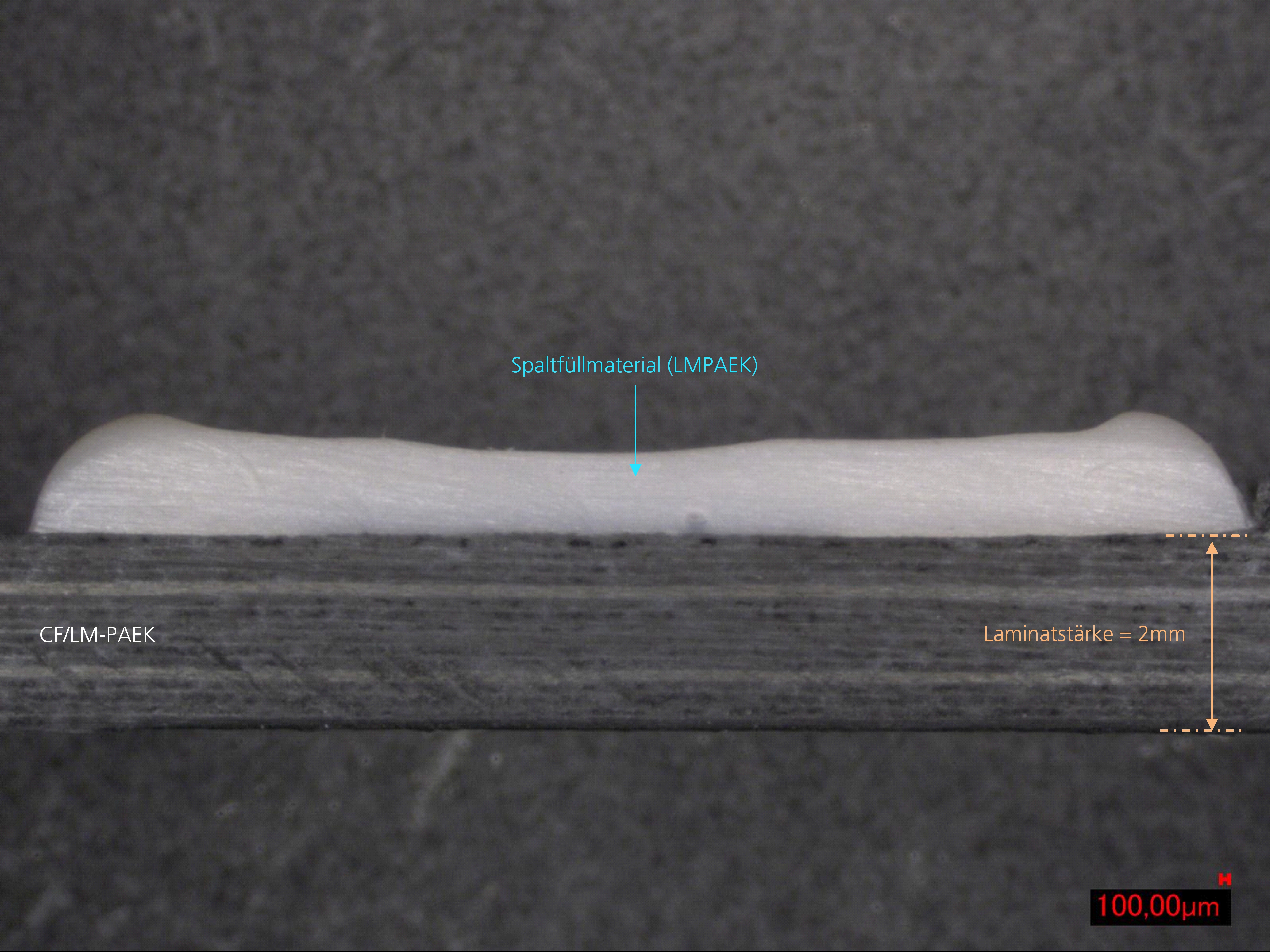 Schliffbild der Anbindung eines LMPAEK-Gap-Fillers an eine thermoplastische FVK-Oberfläche.