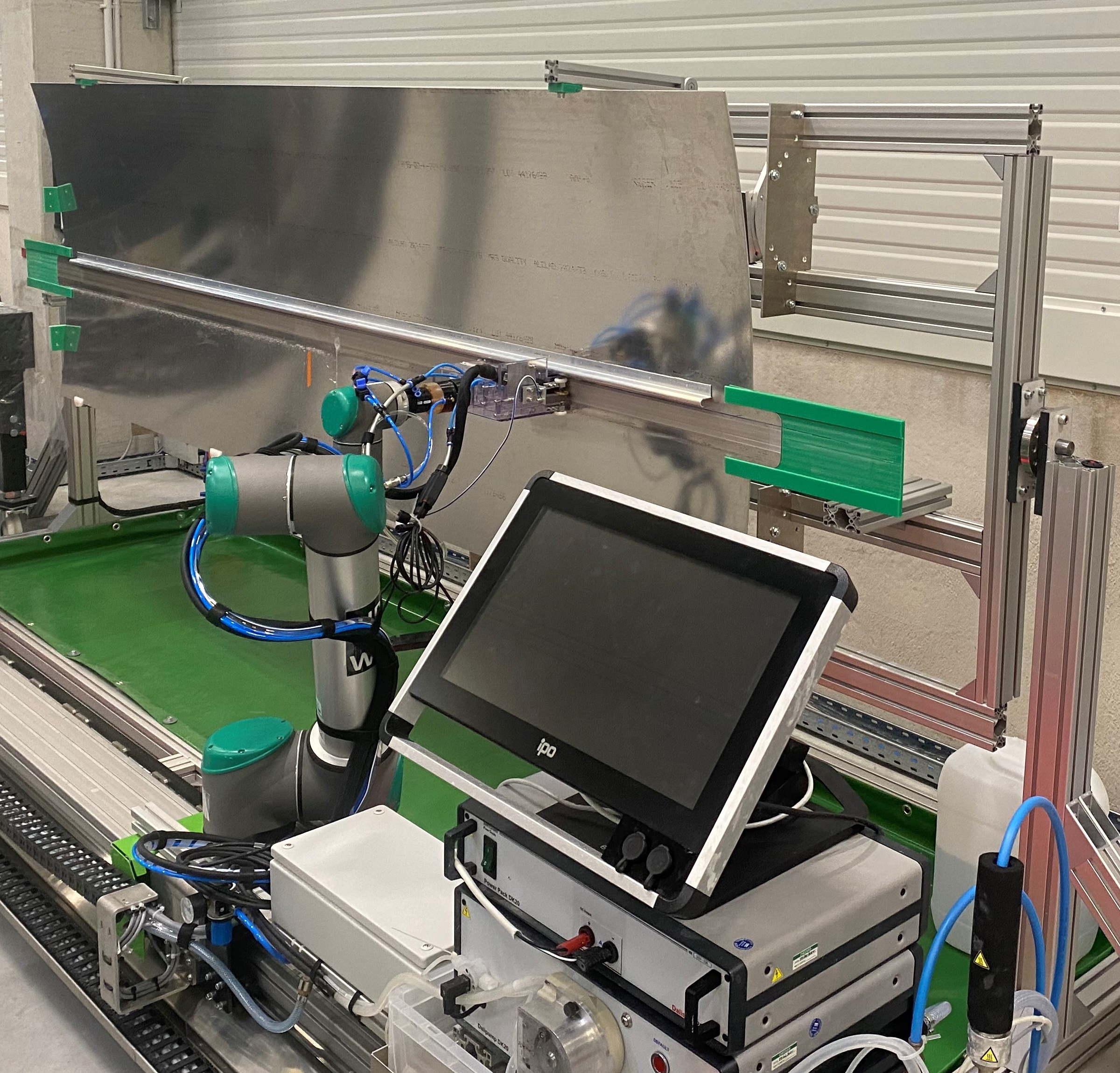 Anodizing station with robust component holder, precise linear axis and robotics, equipped with a specialized anodizing end effector for targeted, high-precision surface treatments.