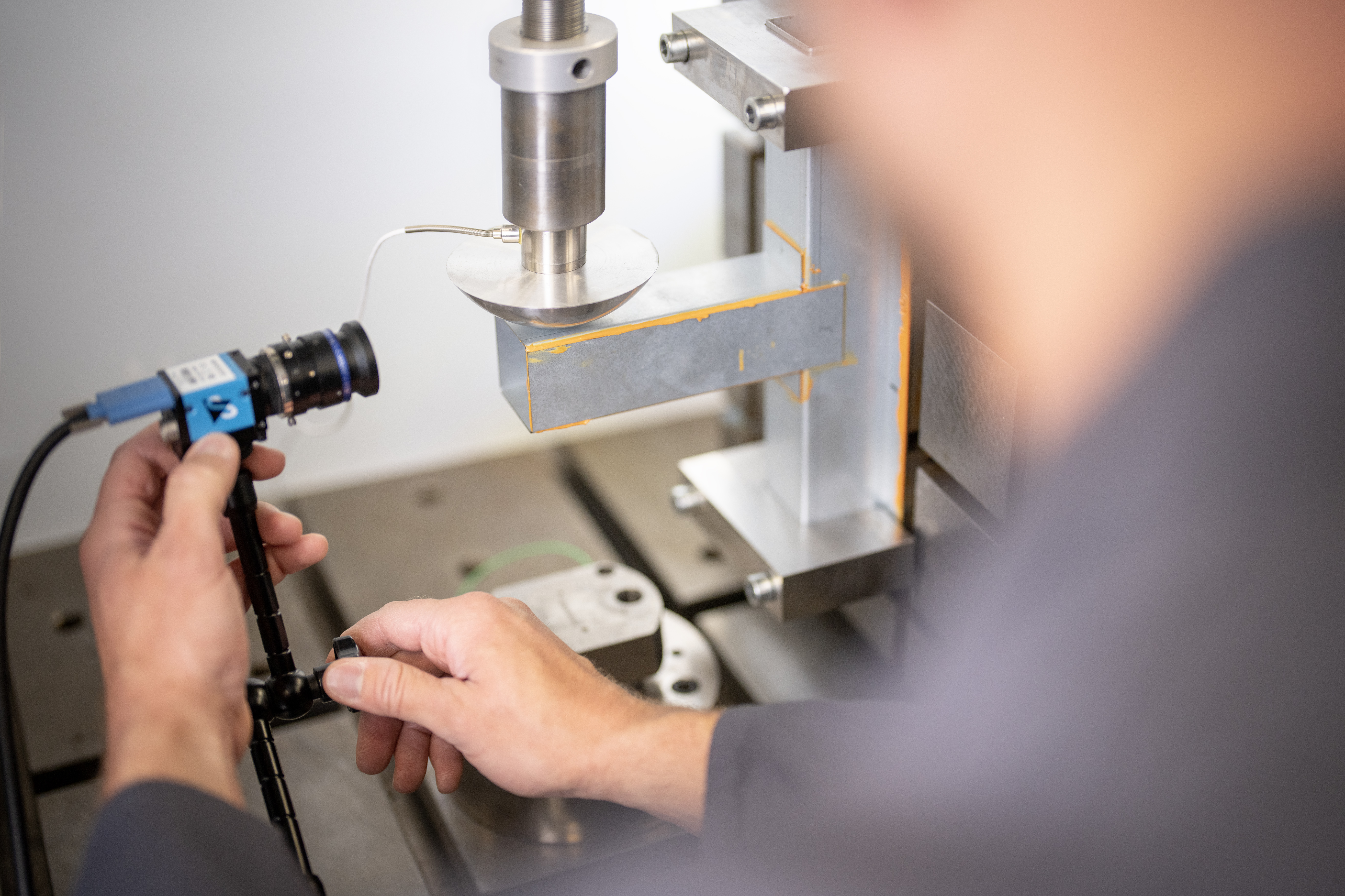 Setup of the T-joint test in the high-speed testing machine.